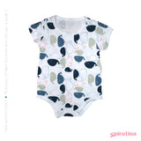 בגד גוף לבן לתינוק עם הדפס לוויתנים נייבי. 100% כותנה. ללא תווית יצרן לנוחות מירבית. במידה 18-24 חודשים