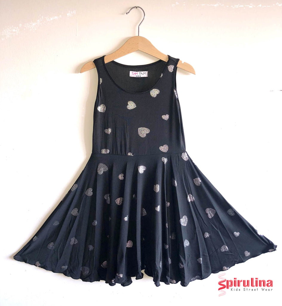 שמלה שחורה מסתובבת מבד לייקרה עם לבבות כסופים לילדות