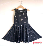 שמלה שחורה מסתובבת מבד לייקרה עם לבבות כסופים לילדות