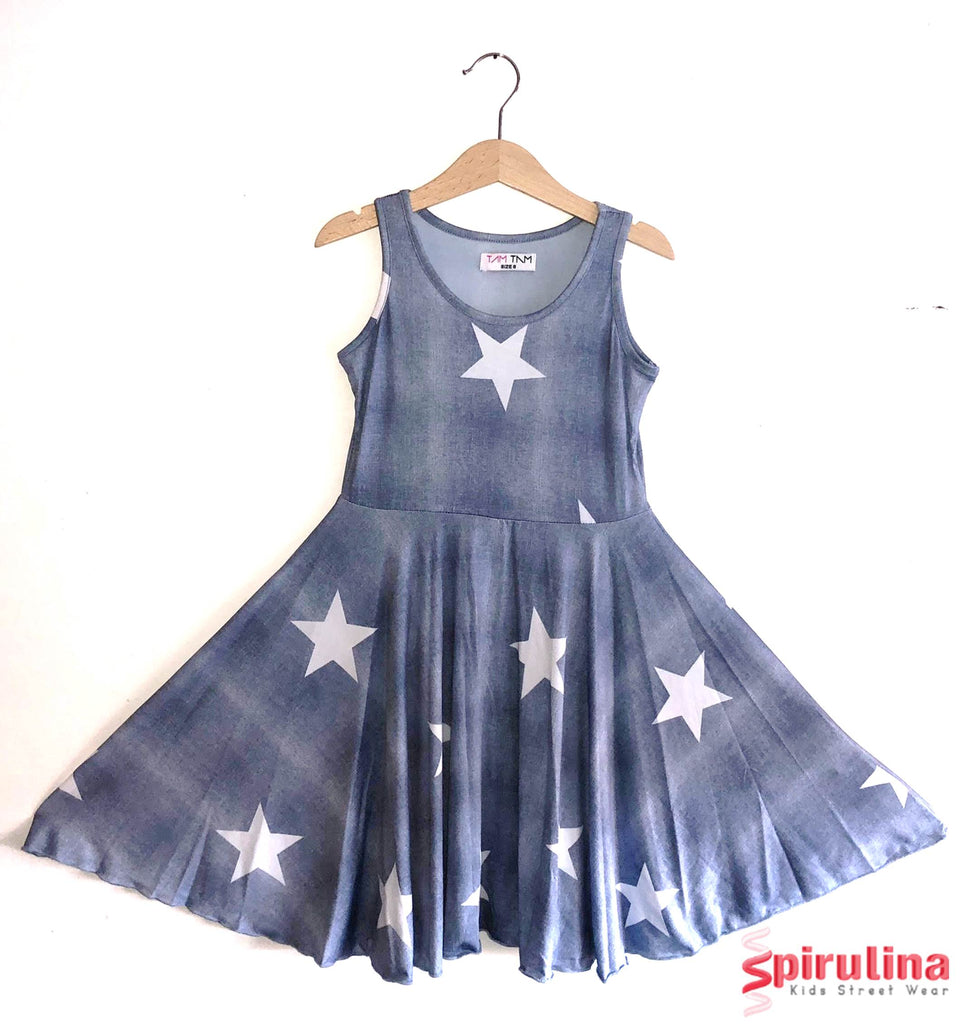 שמלה מסתובבת מבד לייקרה דמוי ג'ינס, עם הדפס כוכבים לילדות ללא שרוולים.