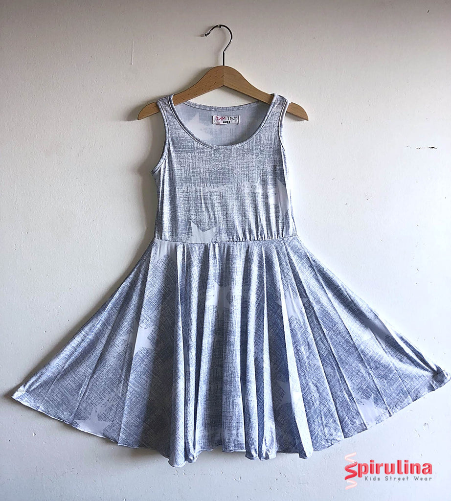 שמלה מסתובבת מבד לייקרה דמוי ג'ינס בהיר, עם הדפס כוכבים לילדות ללא שרוולים.