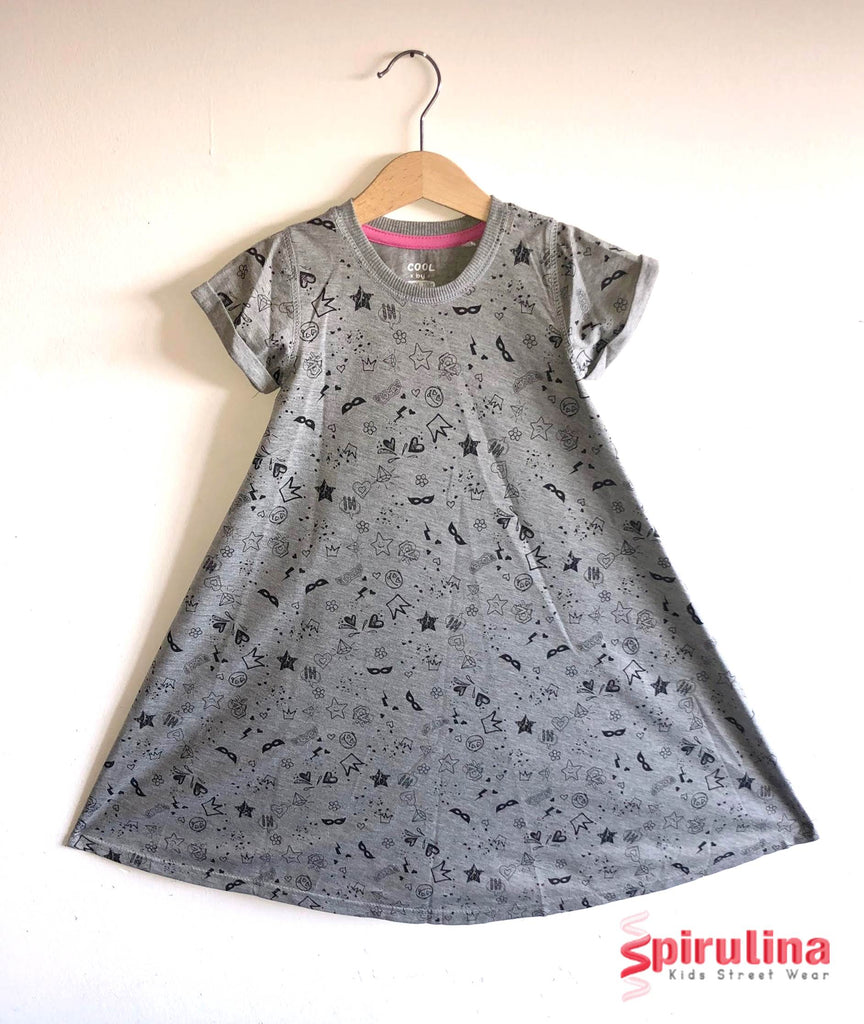 שמלת כותנה אפורה מלאנג' מסתובבת, עם שרוולים קצרים. שמלות אחרונות במידות 2, 8 ו-12