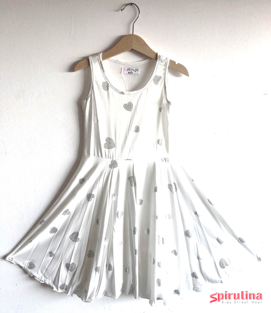 שמלה מסתובבת לילדות מבד לייקרה, צבע שמנת עם לבבות כסופים במידות 4-12. שמלה מהממת!