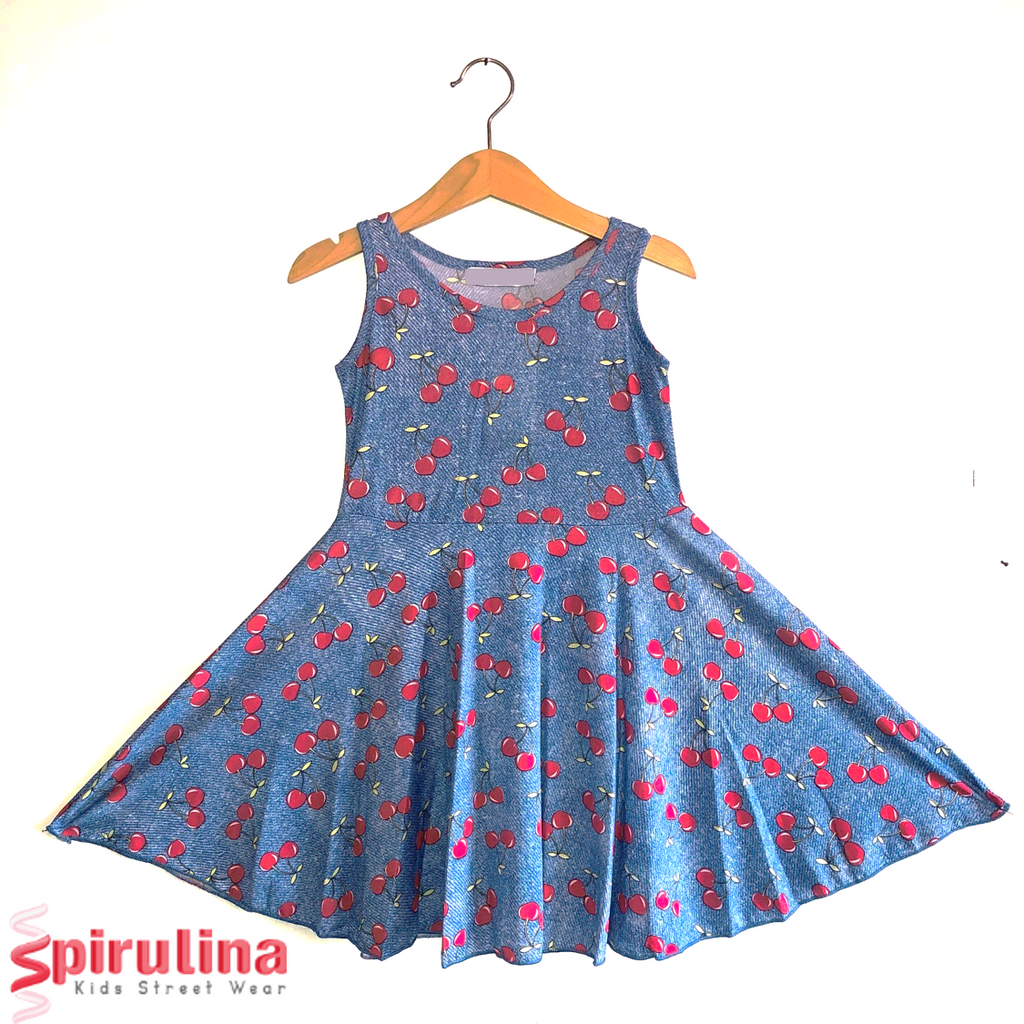 שמלה מסתובבת מבד לייקרה דמוי ג'ינס, הדפס דובדבנים . ללא שרוולים. מידות 4-12.